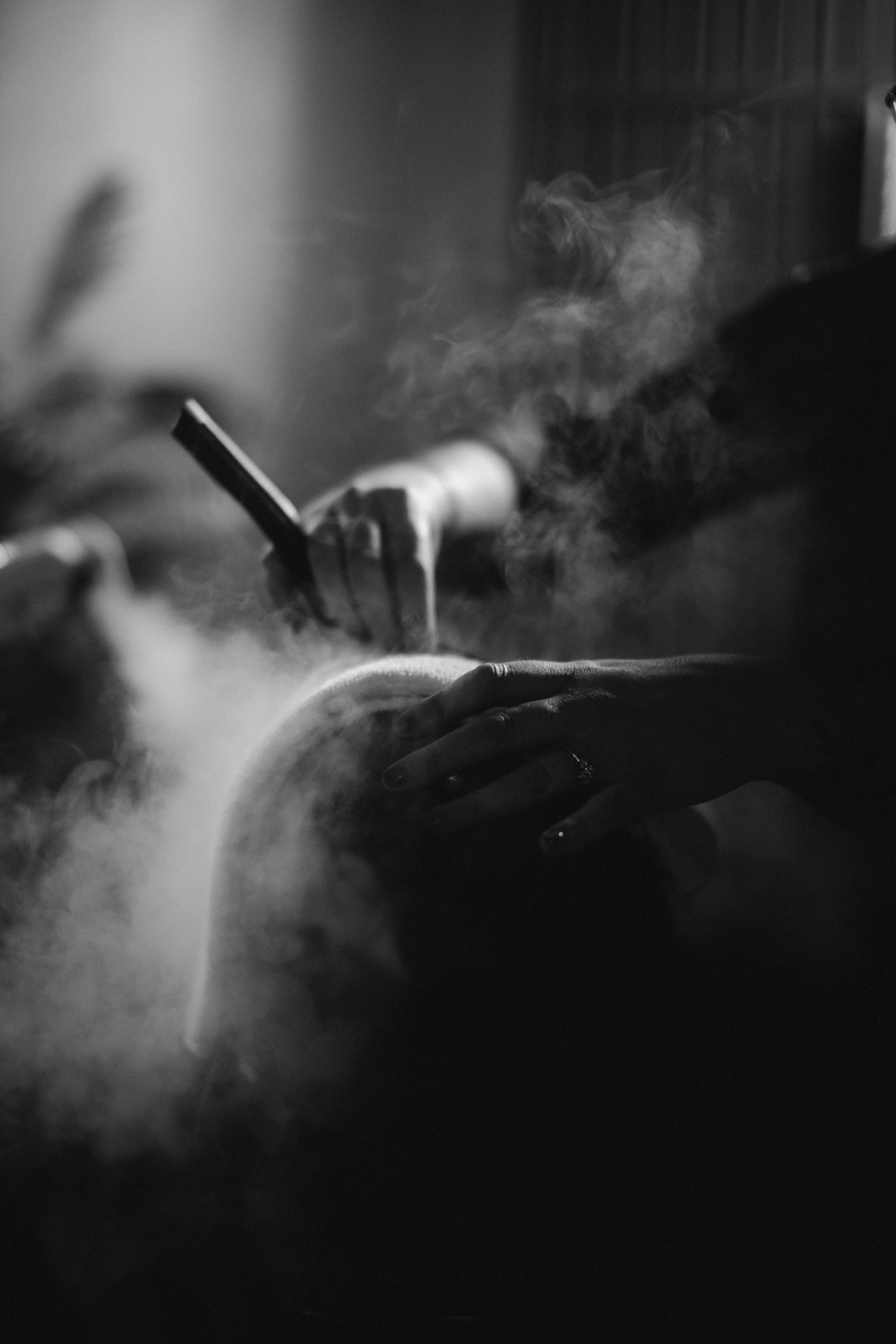 Soin chaud sous la lumière tamisée du salon