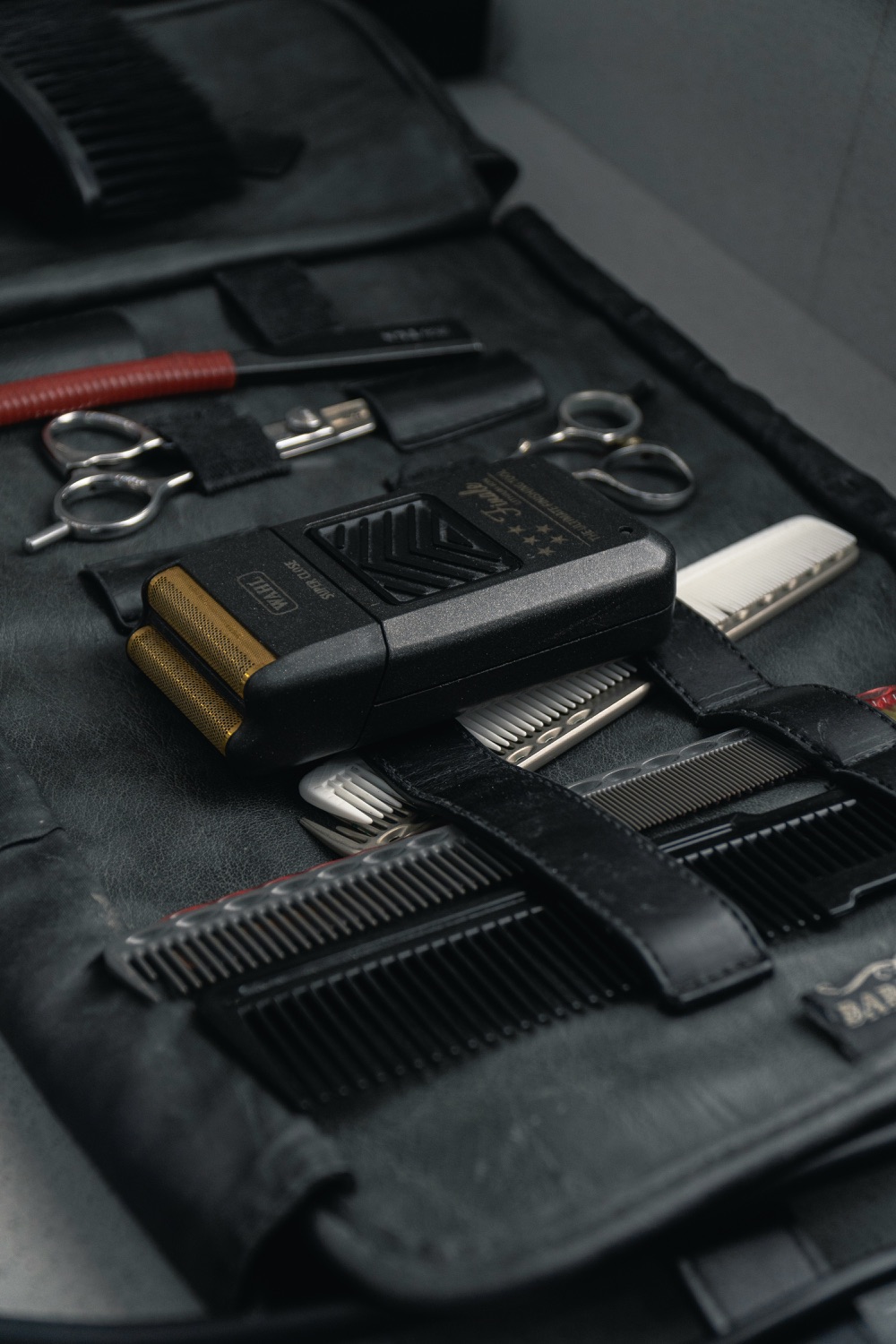 Outils du barbier alignés sur le cuir